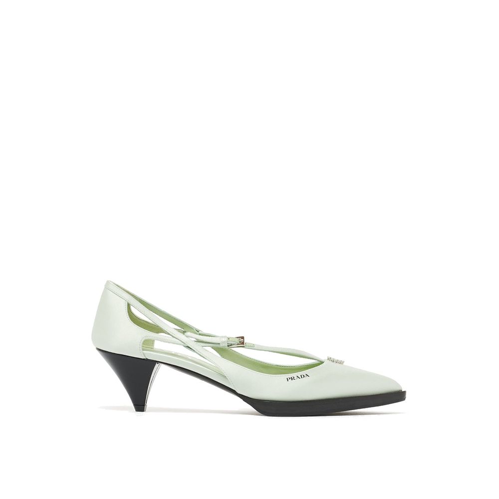 Escarpins Prada en soie bicolore avec talon moyen, élégants et sophistiqués, parfaits pour une tenue chic.