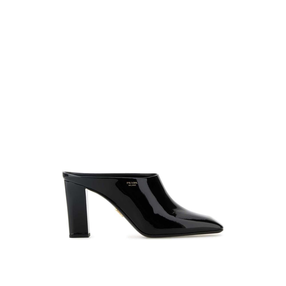 Mules en cuir de veau noir Prada, élégantes et confortables, avec une semelle en cuir et un design épuré.