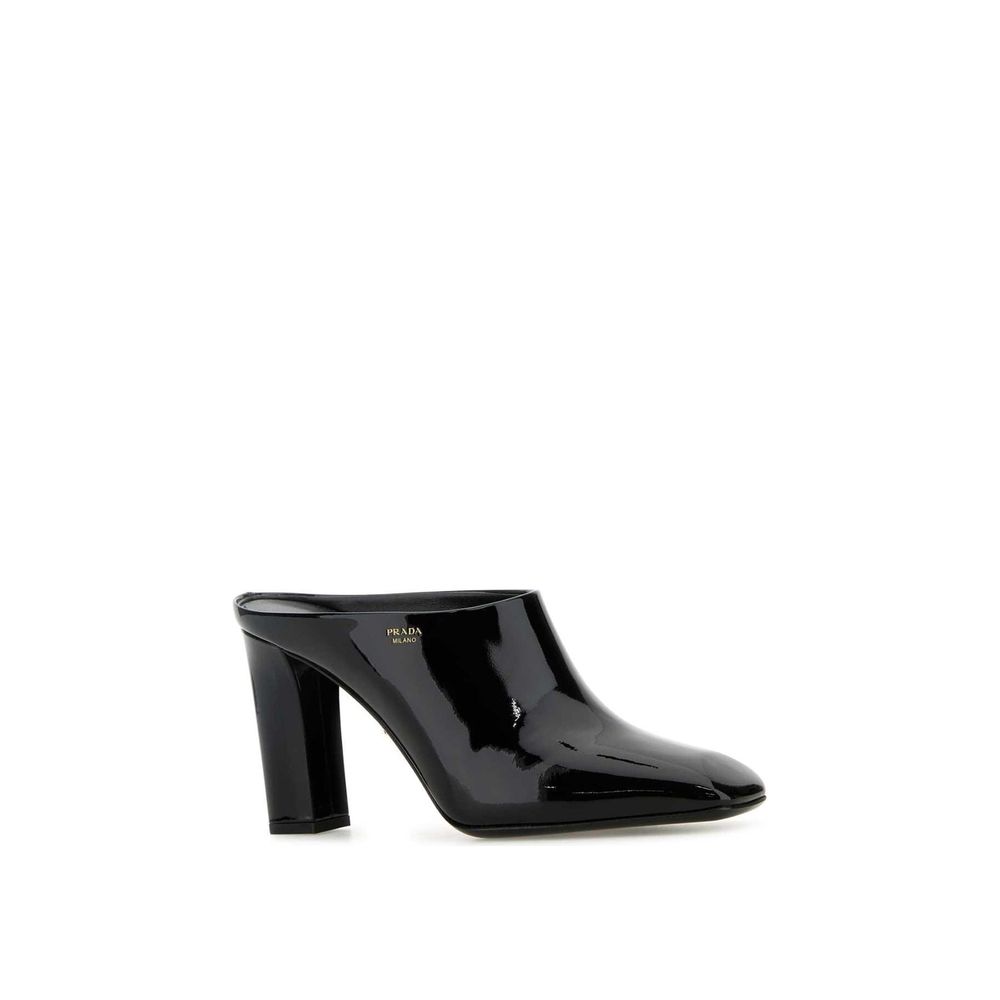Mules en cuir de veau noir Prada, élégantes et sophistiquées, avec une bride fine et une semelle confortable.