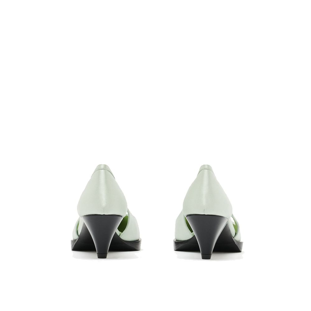 Escarpins Prada en soie bicolore à talon moyen, design élégant et sophistiqué, pour femmes.