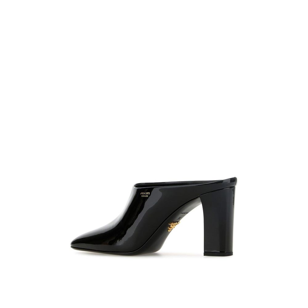 Mules Prada en cuir de veau noir, élégantes et sophistiquées, avec semelle en cuir et design épuré.