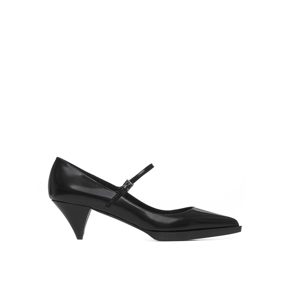Chaussures Prada à talons moyens en cuir de veau noir, élégantes et sophistiquées, vues de face sur fond neutre.
