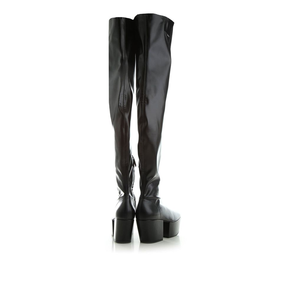 Bottes en cuir de veau noir Prada, au-dessus du genou, avec design élégant et finition raffinée visible dans l'image.