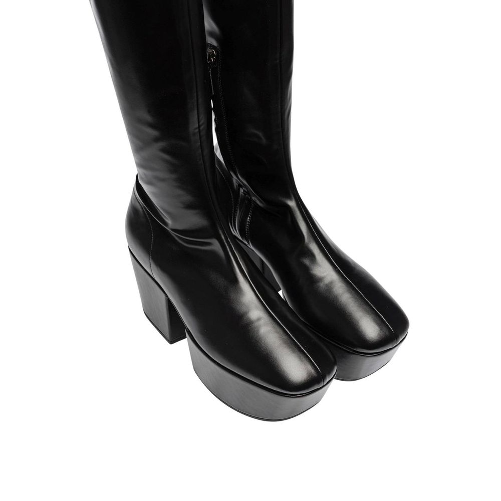 Chaussures Prada en cuir de veau noir, cuissardes longues, élégantes et sophistiquées, visibles de face avec détails en cuir.