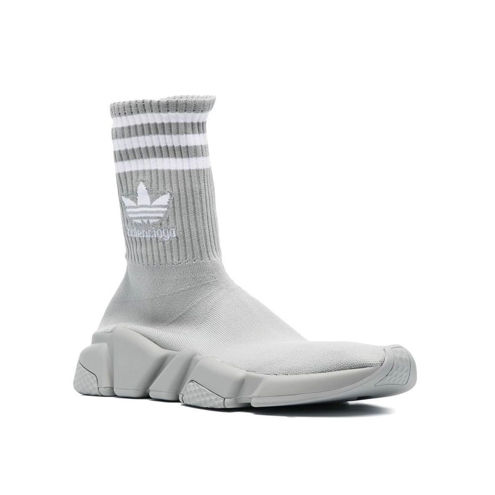 Sneakers athlétiques en nylon gris de BALENCIAGA X ADIDAS, vue de face avec détails de design moderne.