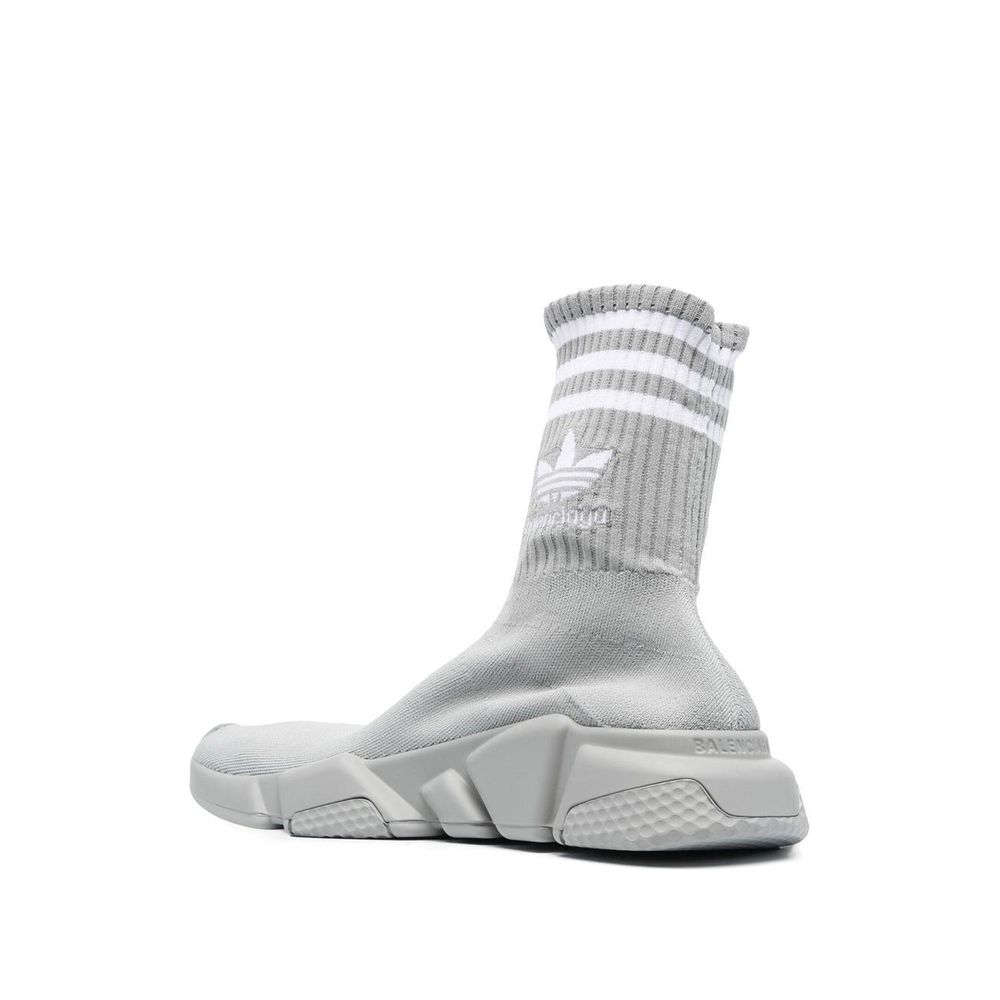 Sneakers athlétic en nylon gris de BALENCIAGA X ADIDAS, chaussures de sport modernes et tendance avec logo visible.