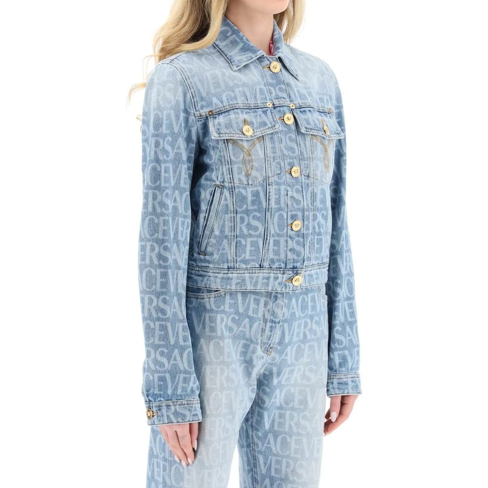 Veste en denim en coton bleu de la marque Versace, style décontracté avec logo distinctif, vue de face.
