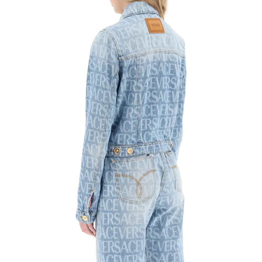 Veste en denim bleu en coton de la marque Versace, design élégant avec logo visible, vue de face sur mannequin.