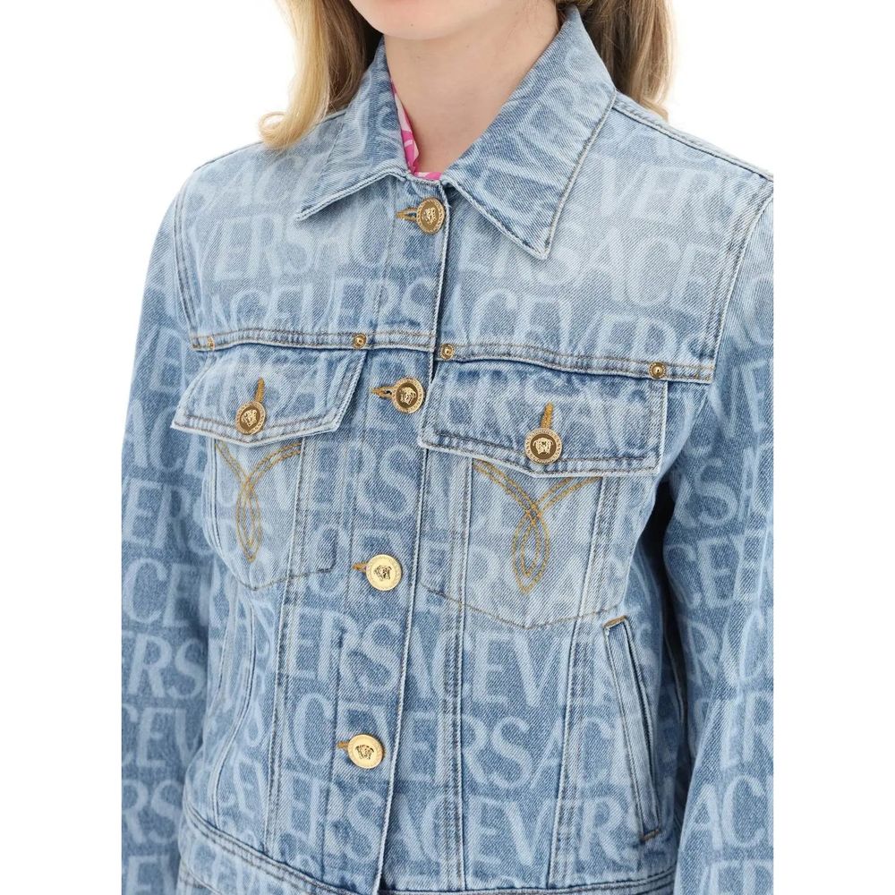 Veste en jean en coton bleu de la marque Versace, style décontracté avec détails élégants et logo distinctif.