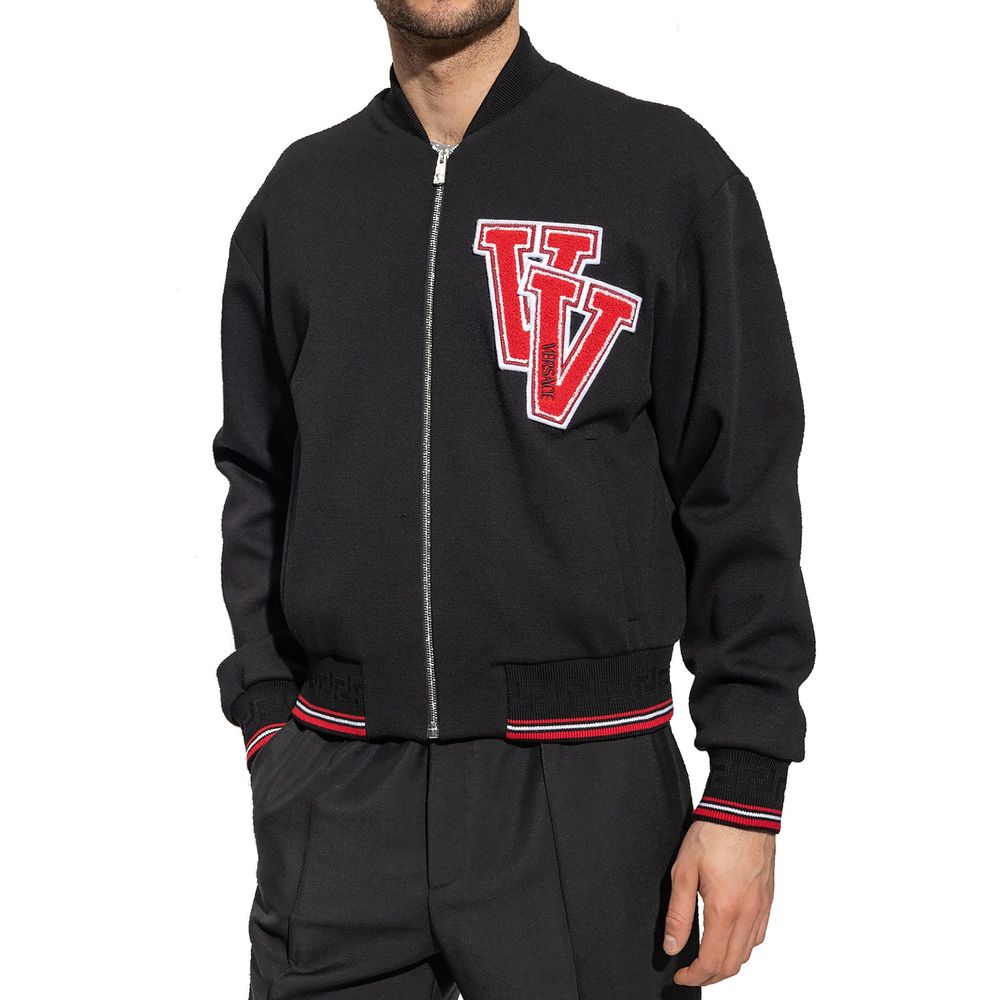 Veste bomber en laine vierge noire de Versace, avec détails sophistiqués, vue de face sur un fond neutre.