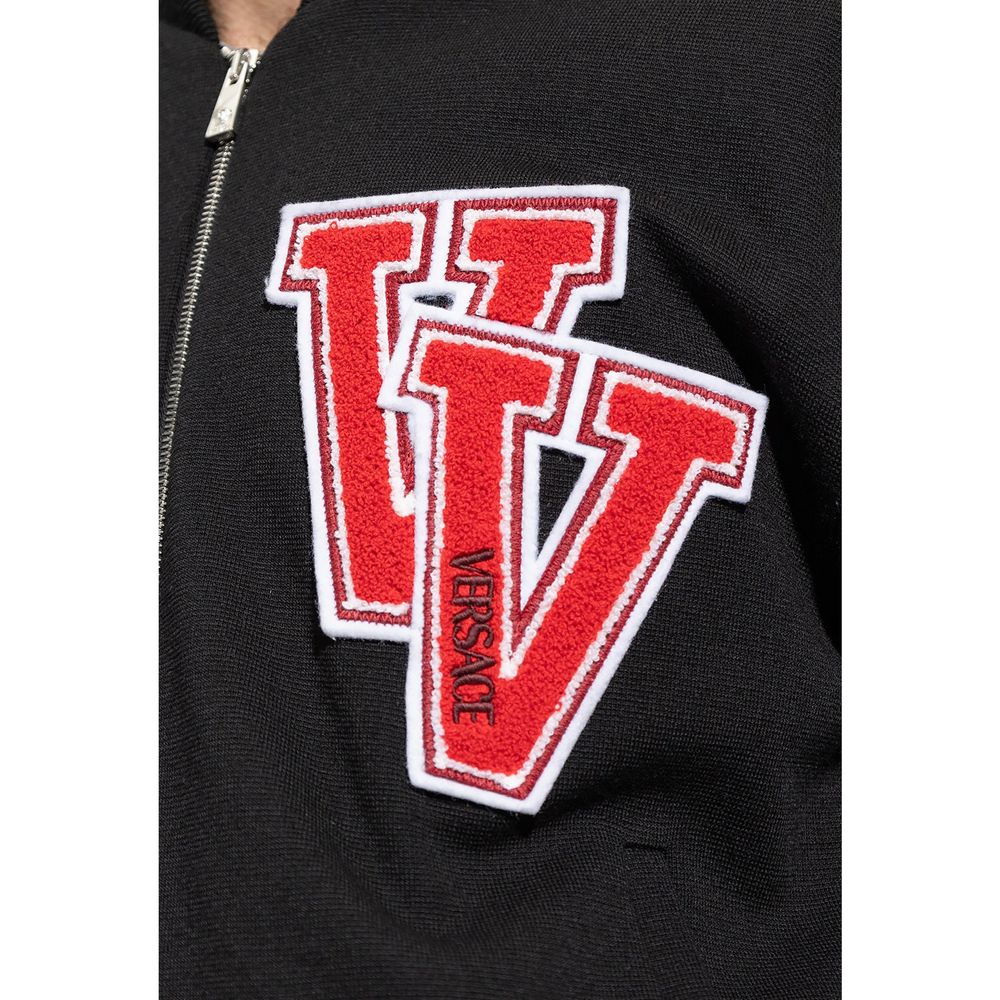 Veste bomber noire en laine vierge Versace, design élégant avec logo distinctif, porté sur un mannequin.
