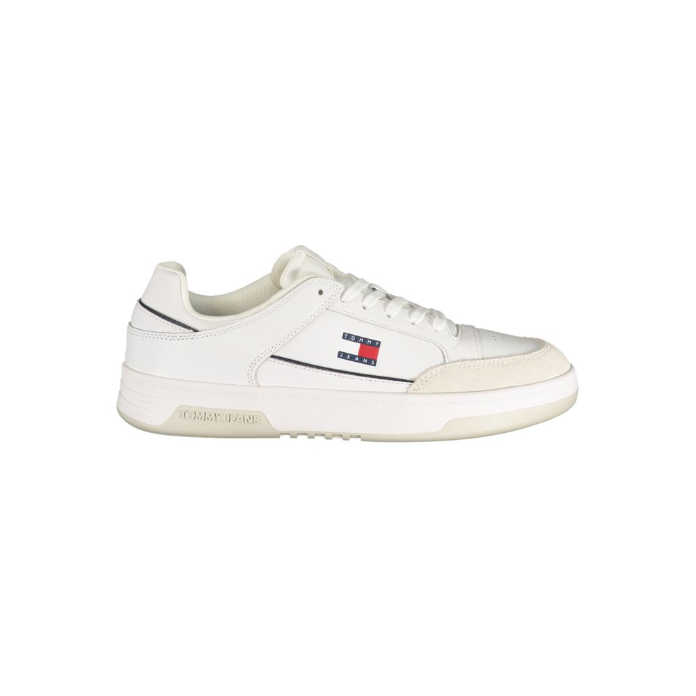 Chaussures sneakers blanches en polyuréthane pour hommes de Tommy Hilfiger, vue de face avec semelle blanche et design épuré