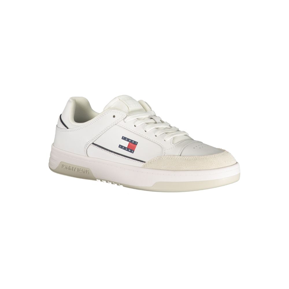 Sneakers blanches en polyuréthane pour homme de Tommy Hilfiger, vue de face avec semelle blanche et design moderne.