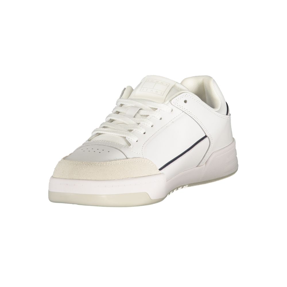 Chaussures sneakers blanches en polyuréthane pour homme de Tommy Hilfiger, vue de face avec détails de la marque.