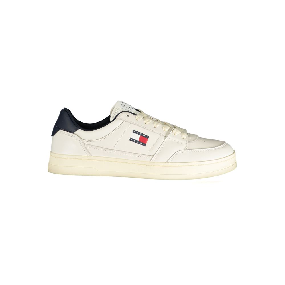Chaussures sneakers en cuir blanc pour homme de la marque Tommy Hilfiger, vue de côté.