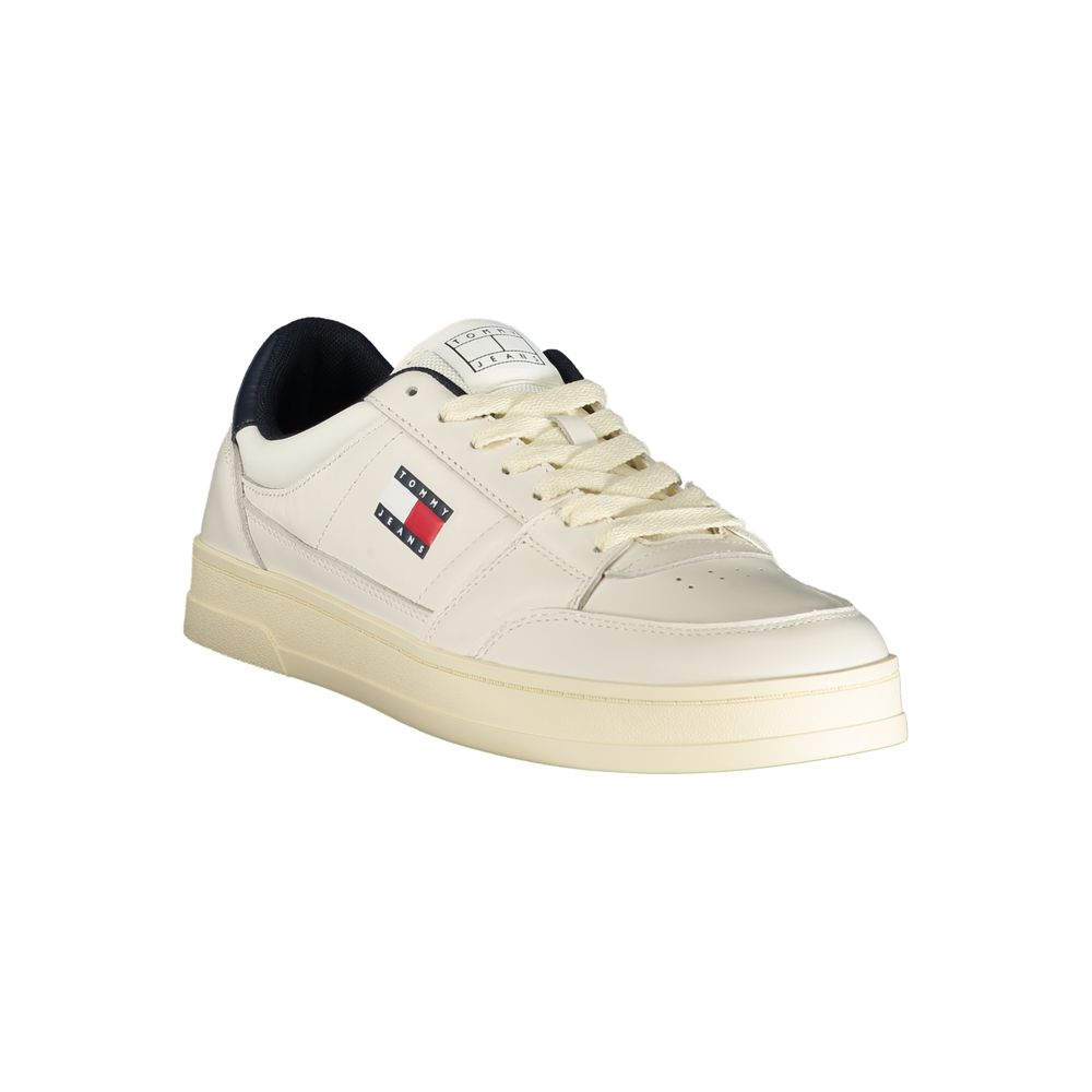 Sneaker blanche pour homme Tommy Hilfiger en cuir, vue de face, avec design classique et détails modernes.