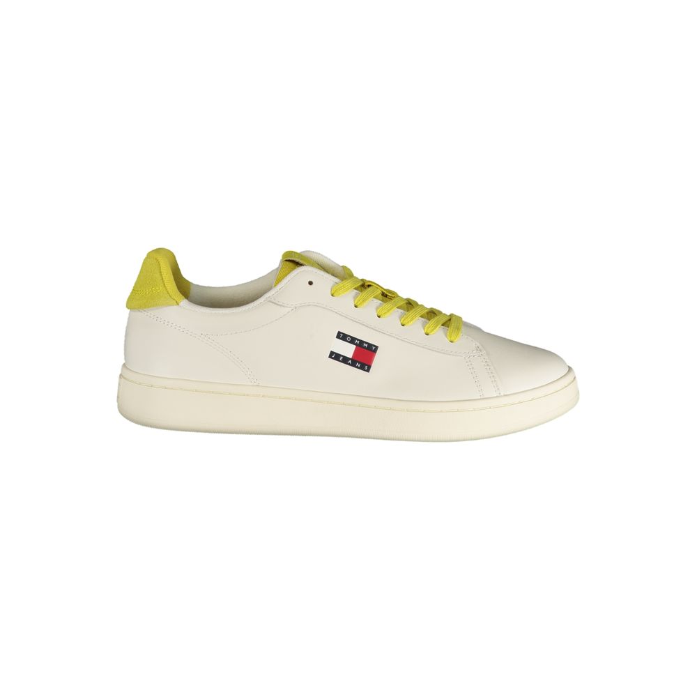 Sneakers pour hommes Tommy Hilfiger en polyuréthane blanc, style décontracté, vue de face sur fond neutre.