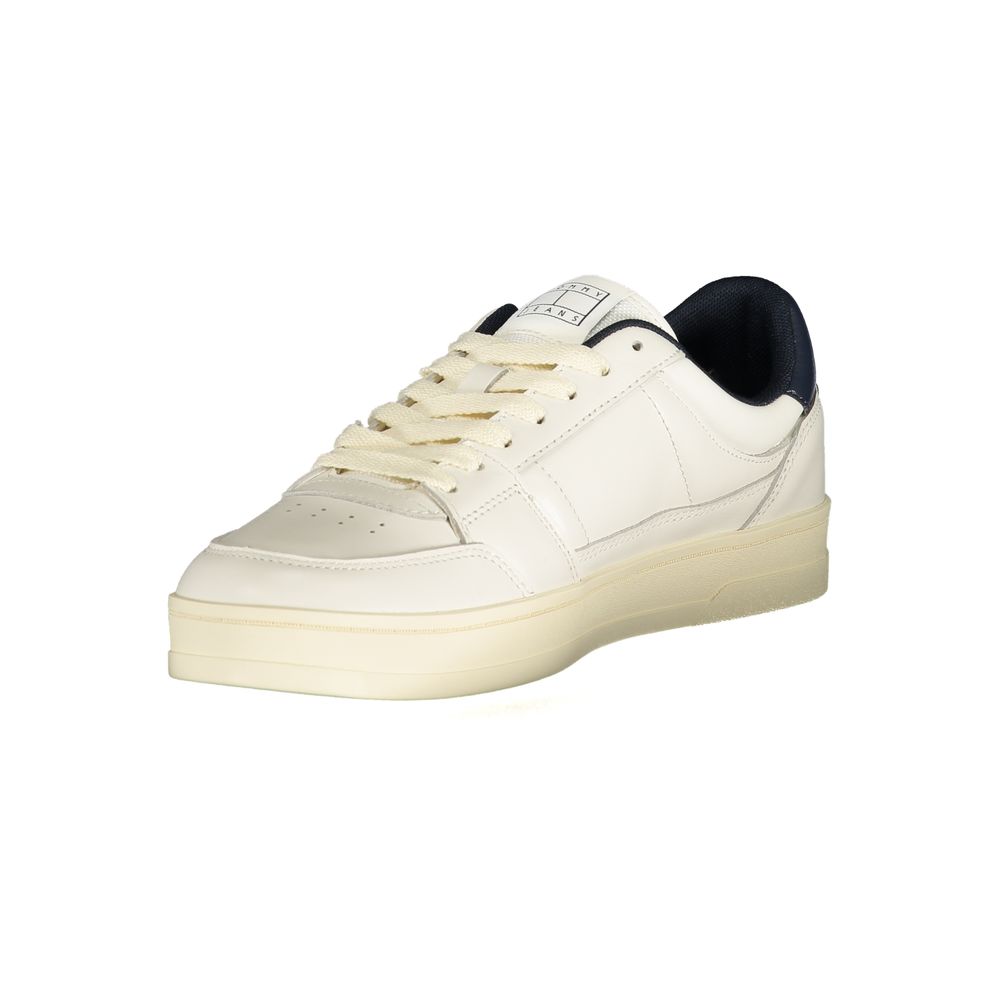 Basket en cuir blanc pour homme Tommy Hilfiger, sneakers élégants avec semelle blanche et détails de la marque.