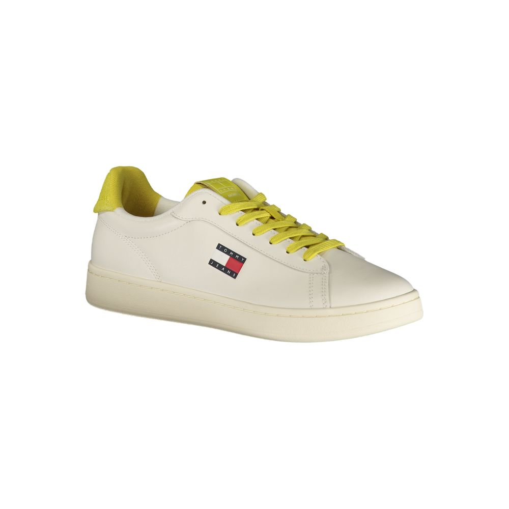 Sneakers pour hommes Tommy Hilfiger en polyuréthane blanc, élégantes et confortables, avec design moderne et détails classiques.