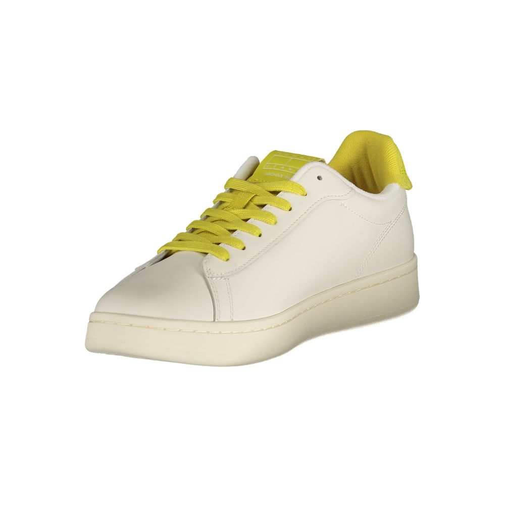 Chaussures sneakers blanches en polyuréthane pour homme de la marque Tommy Hilfiger, vue de côté.