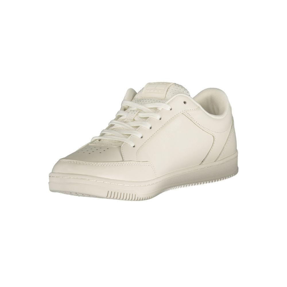 Sneakers pour hommes Tommy Hilfiger blanches en polyuréthane, vue en gros plan sur la chaussure.