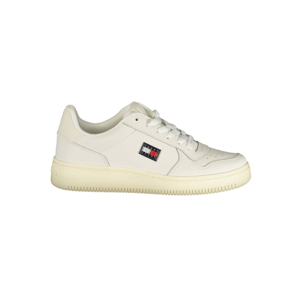 Sneakers blanches pour femmes Tommy Hilfiger en polyuréthane, style décontracté et moderne, vue de face sur fond neutre.