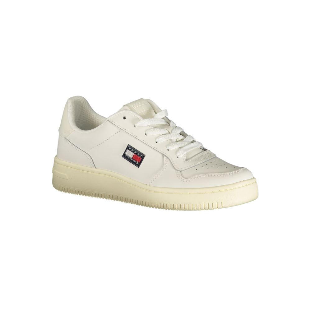 Sneakers pour femmes Tommy Hilfiger en polyuréthane blanc, style décontracté avec semelle blanche et design moderne.