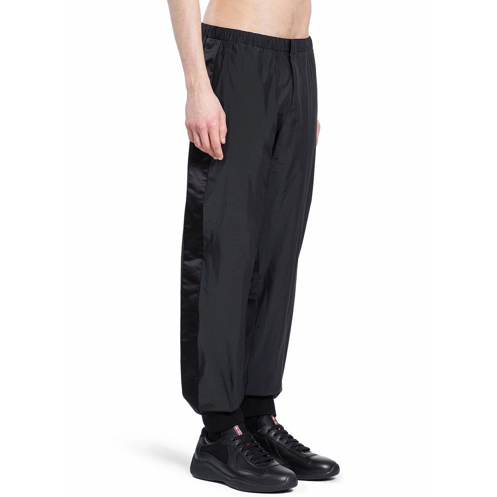 Pantalons de jogging Prada en nylon noir, style décontracté et confortable, parfaits pour le sport ou la détente.
