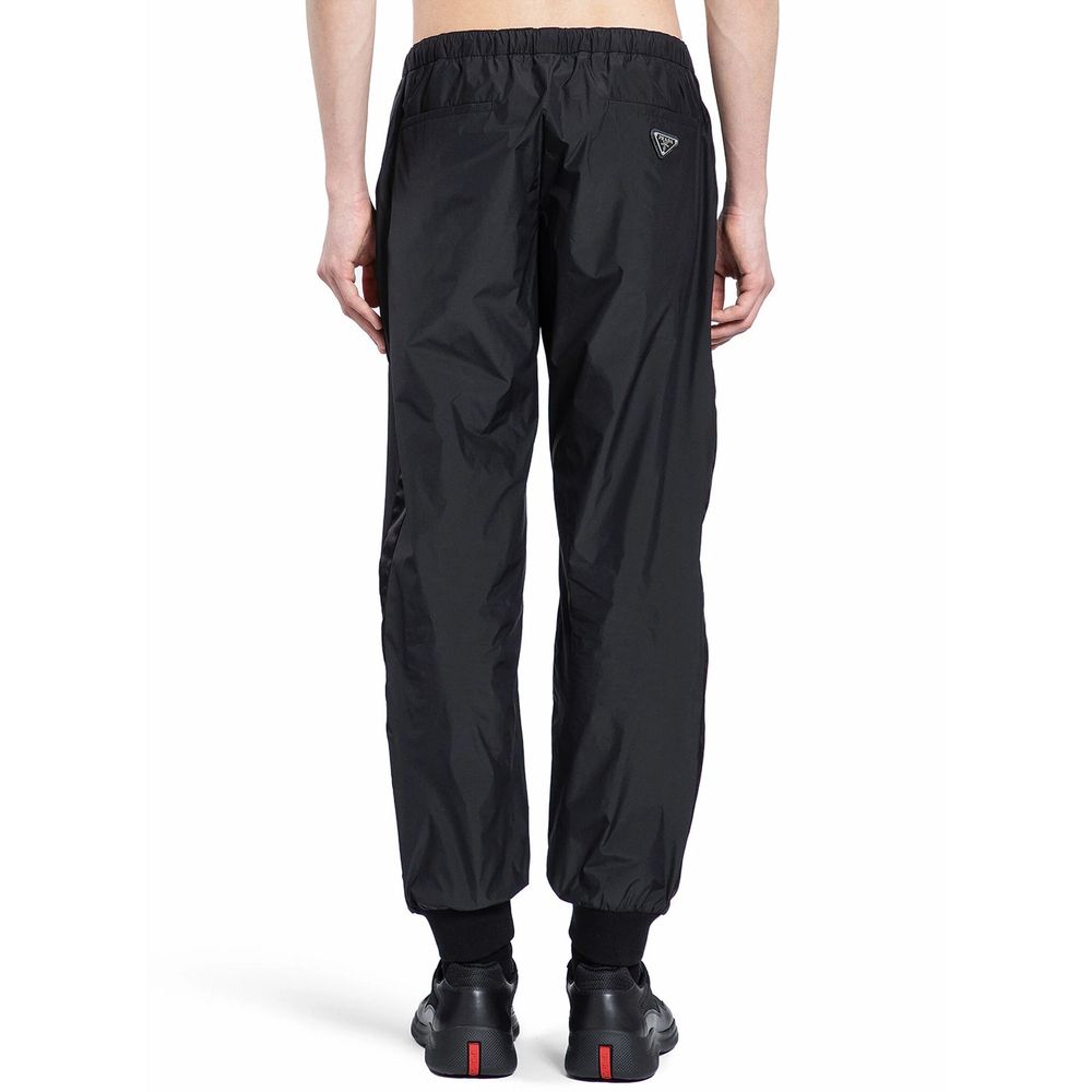 Pantalons de sport Prada en nylon noir, joggers décontractés avec taille élastique et détails modernes, pour un style sportif et élégant.