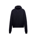 Pull en laine bleu Prada à col roulé, détail élégant et texture douce, porté sur un mannequin.