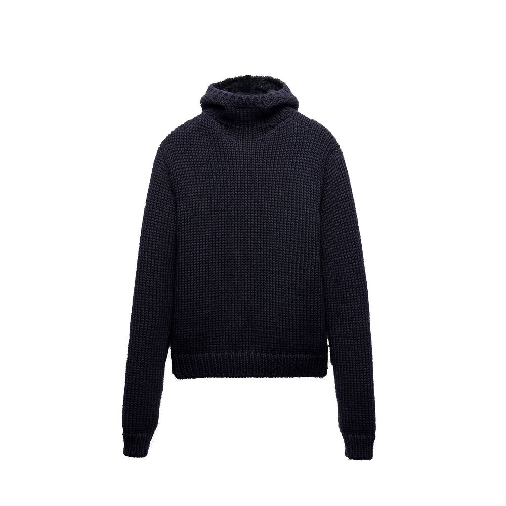 Pull en laine bleu Prada à col roulé, détail élégant et texture douce, porté sur un mannequin.