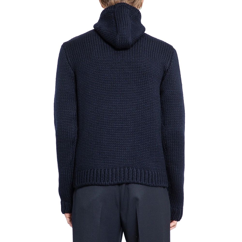 Pull en laine bleue Prada à col roulé, vue rapprochée, mettant en valeur la texture douce et le design élégant.