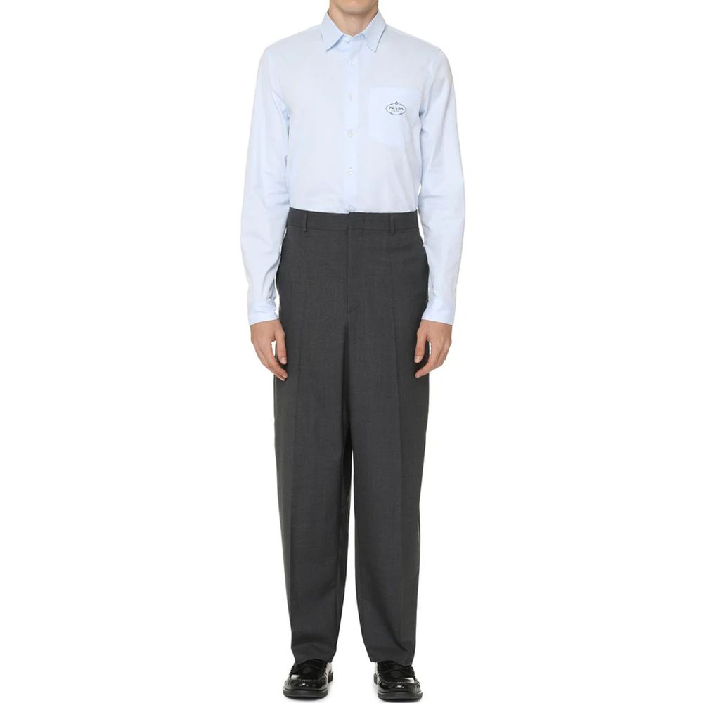 Chemise en coton bleue Prada pour homme, détail élégant, col classique et boutons, tissu de qualité visible.