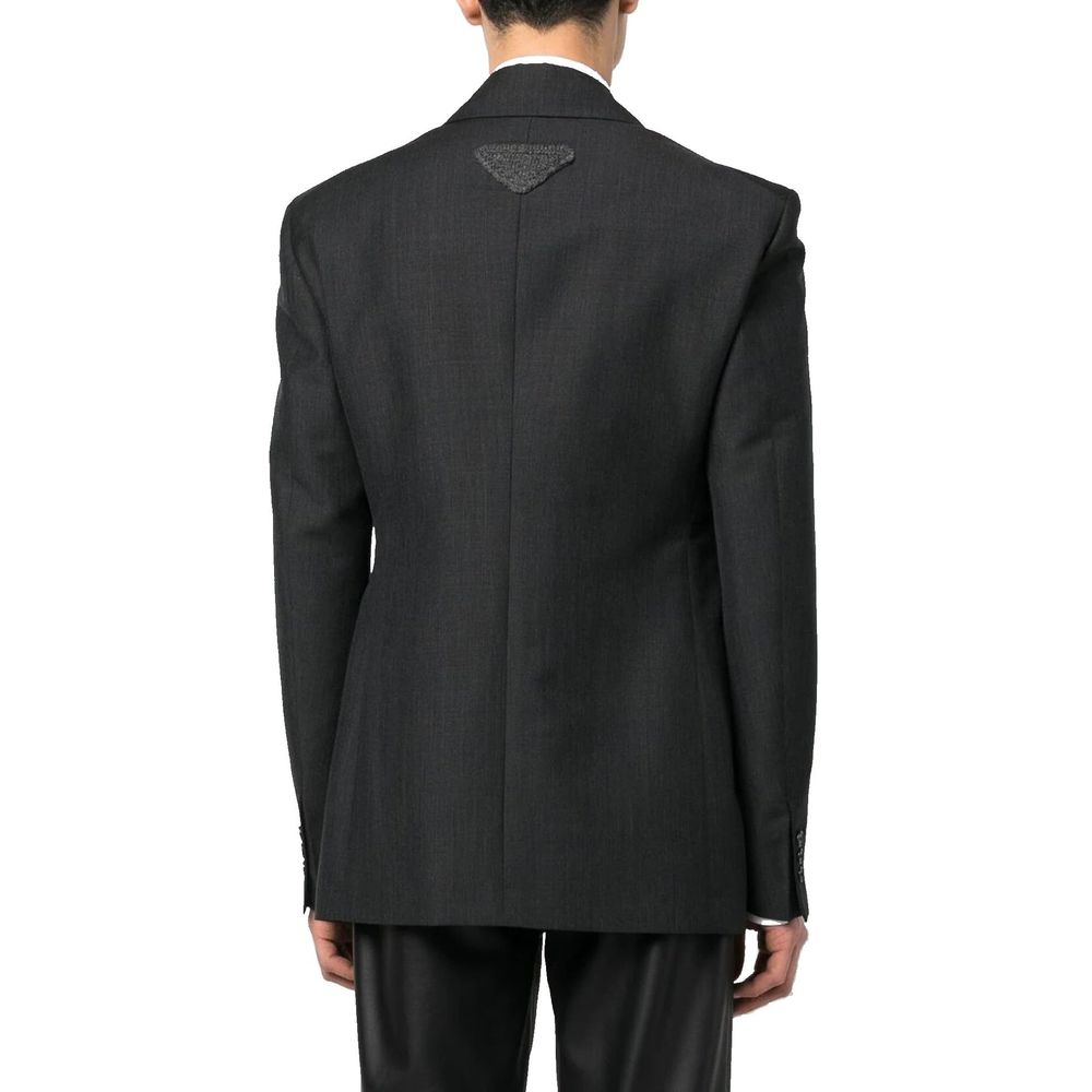 Veste blazer en laine grise Prada pour homme, coupe élégante et tissu de qualité, portée sur un mannequin.