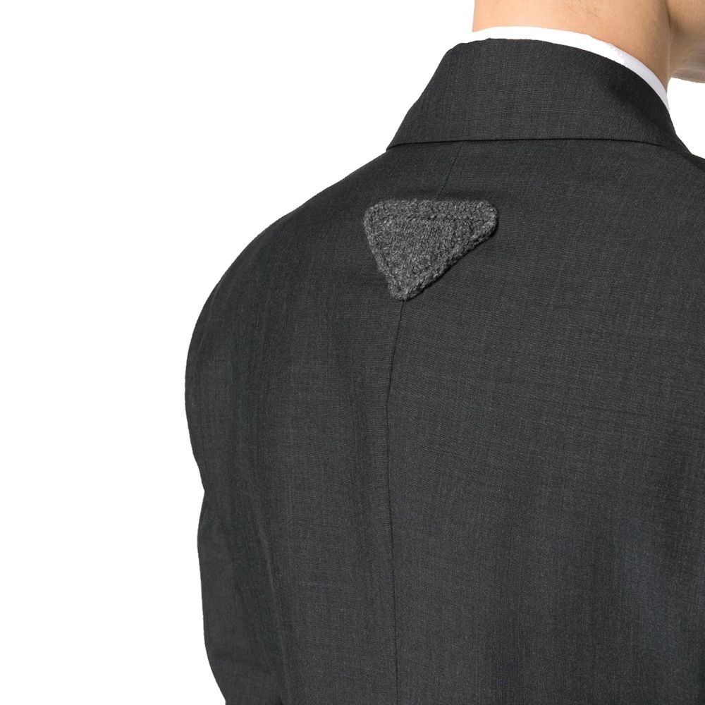 Blazer en laine gris de Prada, veste élégante pour femme ou homme, avec col classique et coupe ajustée.