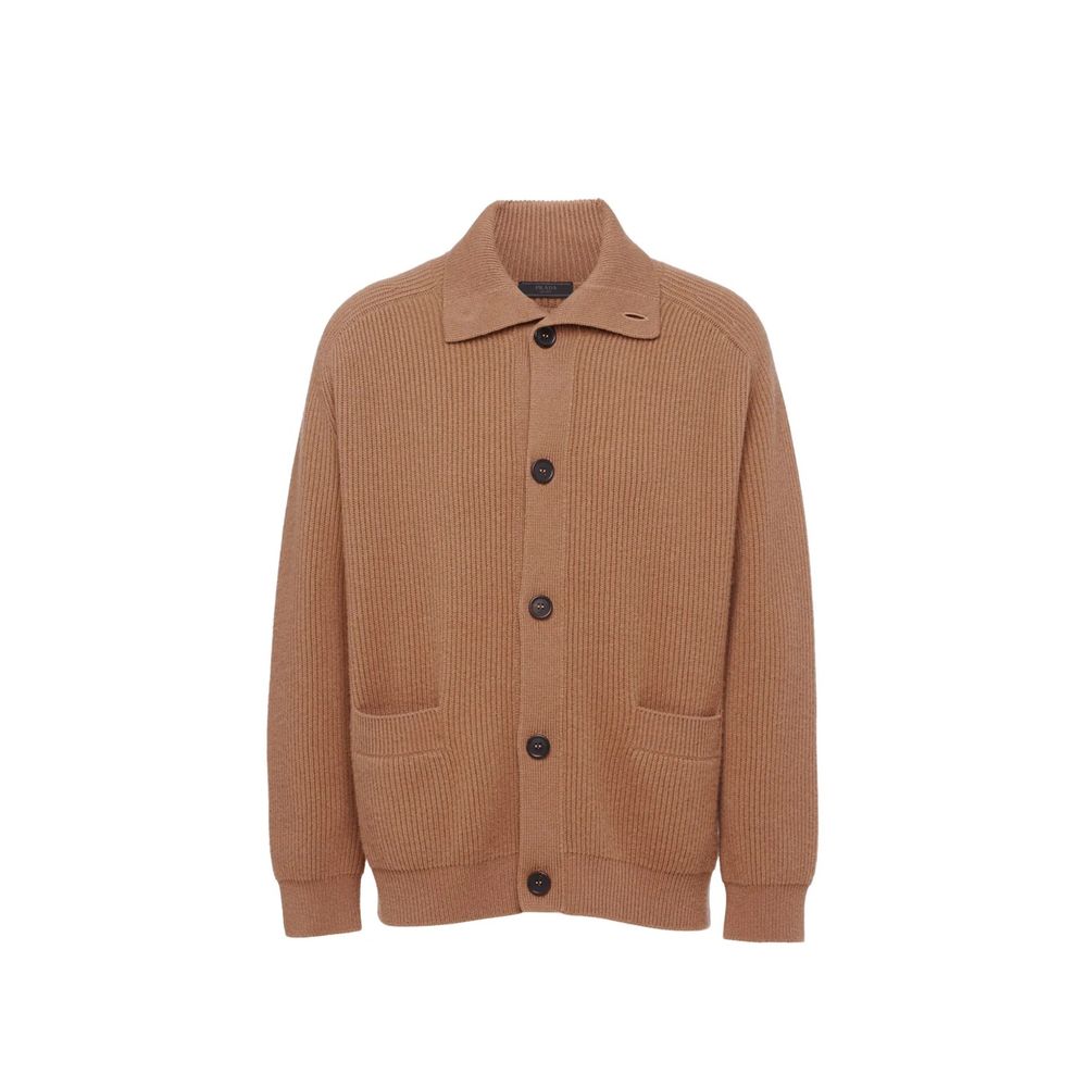 Cardigan en cachemire marron Prada, doux et élégant, porté sur un mannequin, avec boutons et col en V visible.