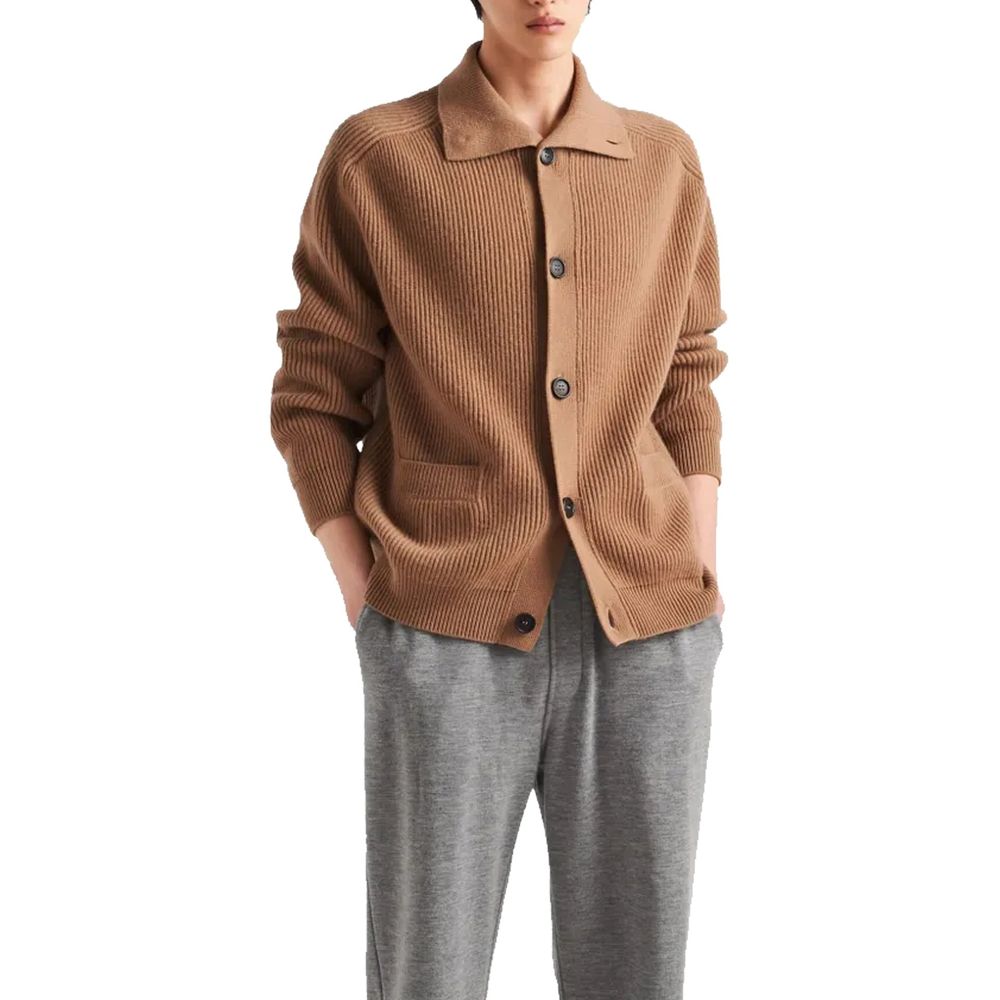 Cardigan en cachemire marron Prada, mode élégante, avec boutons et col classique, porté sur un mannequin.