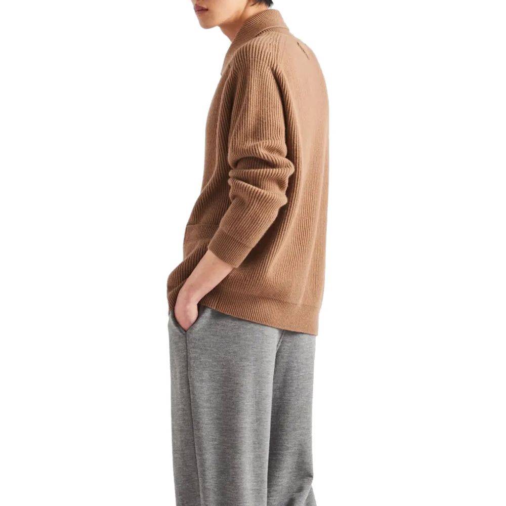 Cardigan en cachemire marron Prada, douceur et élégance, avec boutons, porté sur un mannequin.