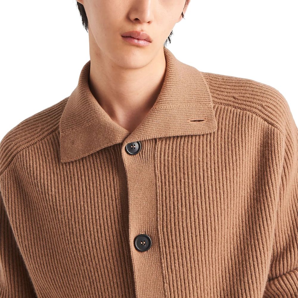 Cardigan en cachemire marron Prada, doux et élégant, porté sur un mannequin, mettant en valeur la texture et la coupe raffinée.