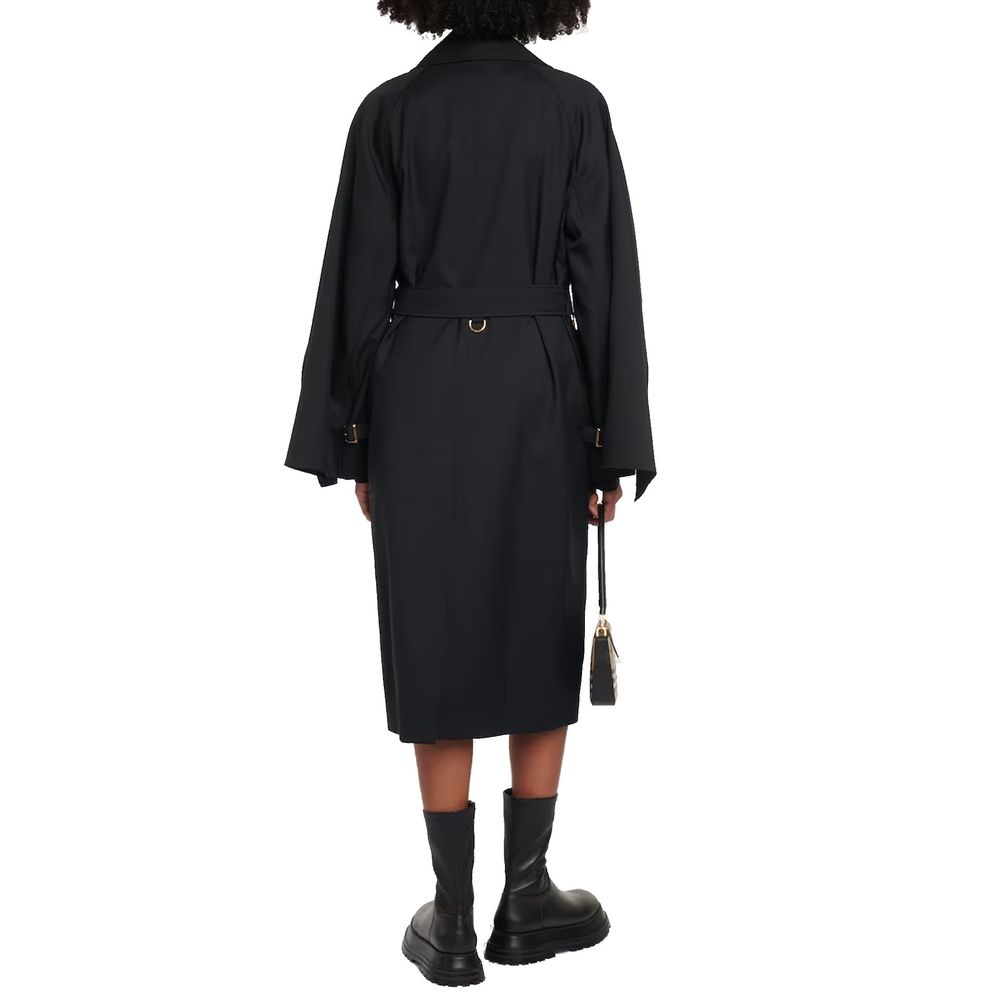Manteau en polyester noir Burberry, coupe élégante avec détails classiques, porté sur un mannequin.