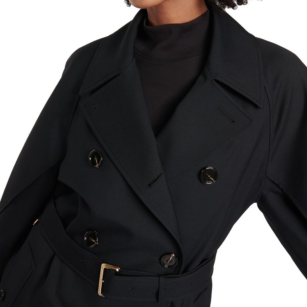 Manteau en polyester noir de Burberry, coupe élégante, avec détails sophistiqués, porté sur un mannequin.