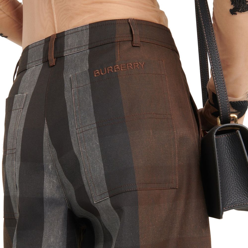 Pantalons décontractés en coton marron de Burberry, style casual, avec coupe confortable et détails élégants.