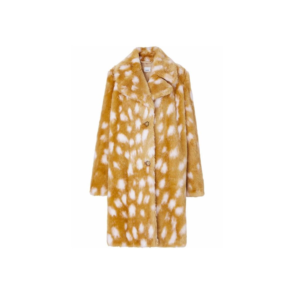 Manteau beige en peau de mouton Burberry, coupe élégante avec détails sophistiqués, porté sur un mannequin.