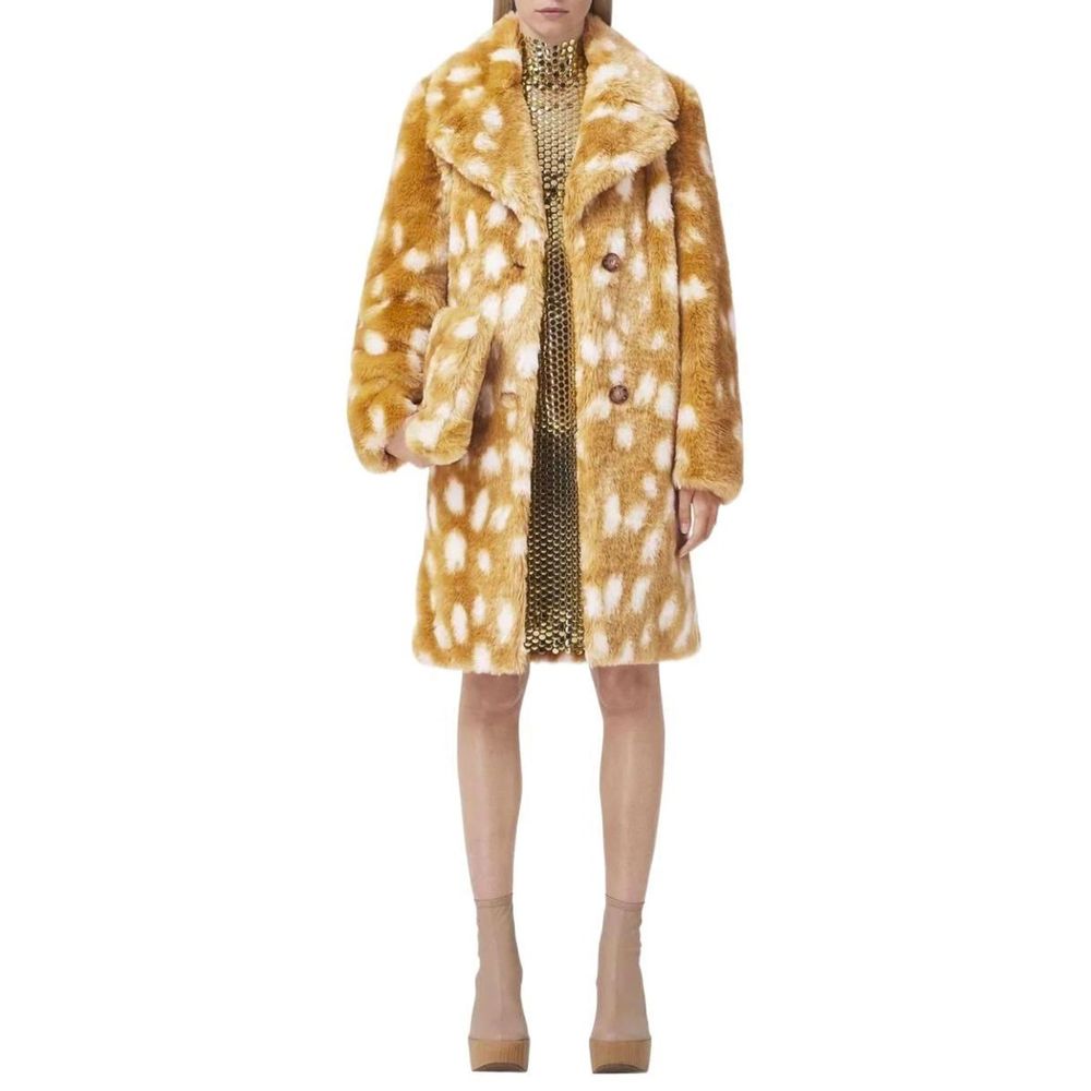 Manteau beige en peau de mouton Burberry, coupe élégante, porté ouvert avec col classique, détails sophistiqués et finition de qualité.