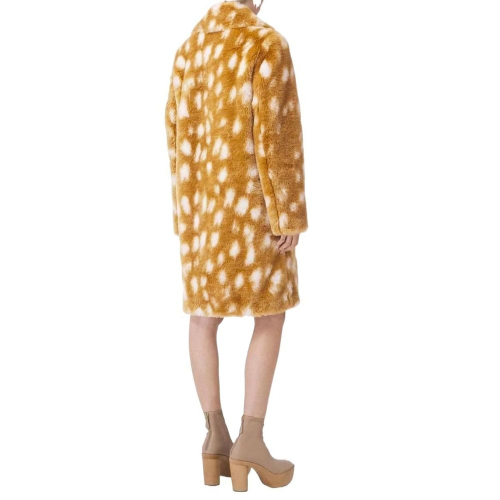 Manteau en cuir d'agneau beige de Burberry, coupe élégante et détaillée, porté sur un mannequin.