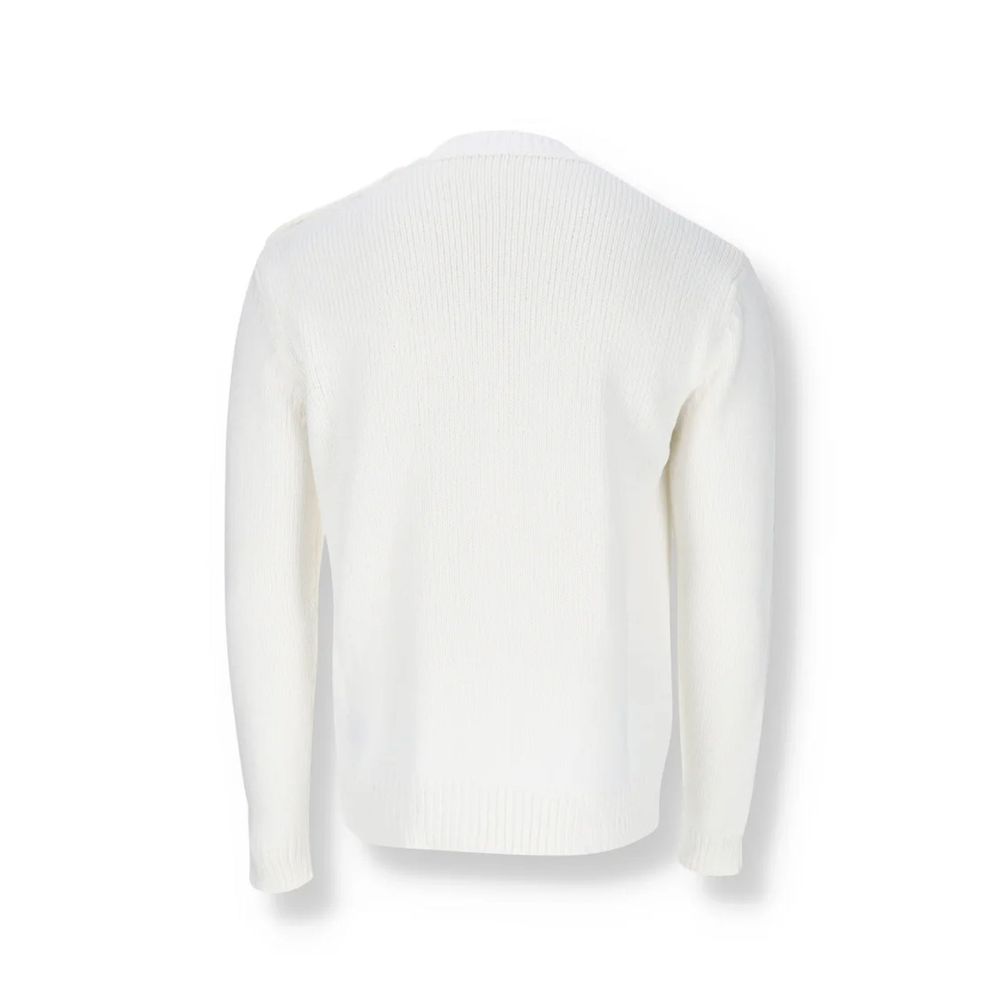 Sweatshirt blanc en coton de la marque Balmain, vue de face, avec logo discret au centre, tissu doux et coupe moderne.