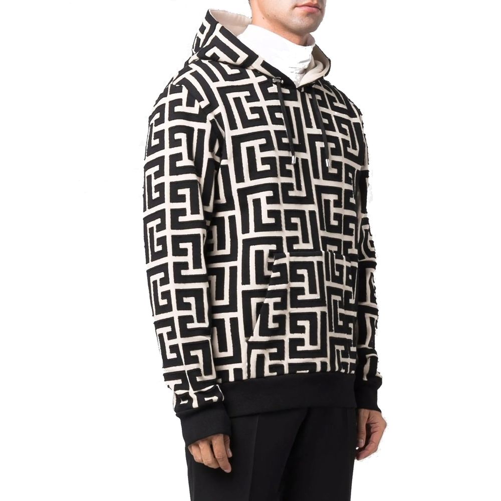 Sweatshirt beige en coton de la marque Balmain, coupe décontractée, avec logo discret sur la poitrine, vue de face.