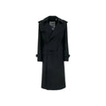Manteau en polyester noir Burberry, coupe élégante, avec logo discret et détails sophistiqués, porté en extérieur.