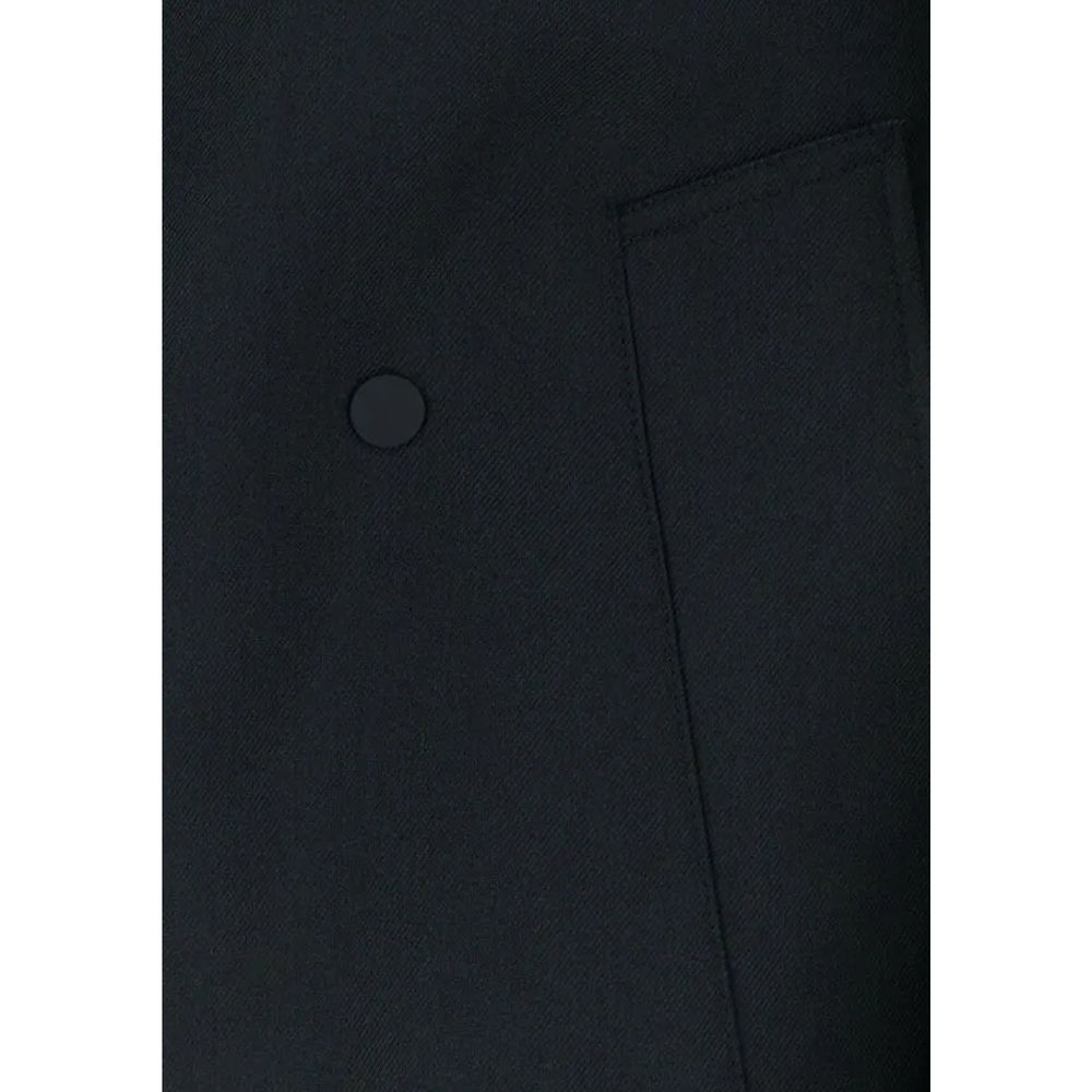 Manteau noir en polyester de la marque Burberry, avec col et boutons, porté par un mannequin.