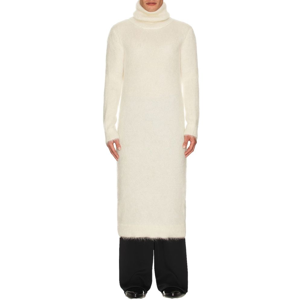 Robe décontractée en mohair blanc de Saint Laurent, coupe élégante et confortable, vêtement sophistiqué et tendance.